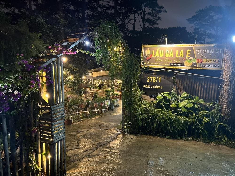 Đồi Lộng Gió có không gian thư giãn và bình yên giữa lòng Đà Lạt (Nguồn: Fanpage Lẩu Gà Lá É Đồi Lộng Gió)